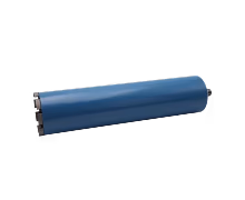 Een blauwe cilindrische rol met metalen uiteinden, die horizontaal op een witte achtergrond ligt en vaak samen met zaagbladen of diamantboren wordt gebruikt voor nauwkeurige industriële toepassingen.
