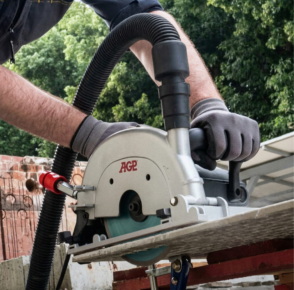 Een persoon met handschoenen aan gebruikt een cirkelzaag met een afzuigvoorziening en speciale zaagbladen om buiten een plaat te zagen, met groene bomen en een bakstenen muur op de achtergrond.